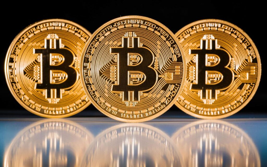 bitcoin-4k-concepts-gold-coins-bitcoin-sign-e1647505245366.jpg - Crypto and Coin