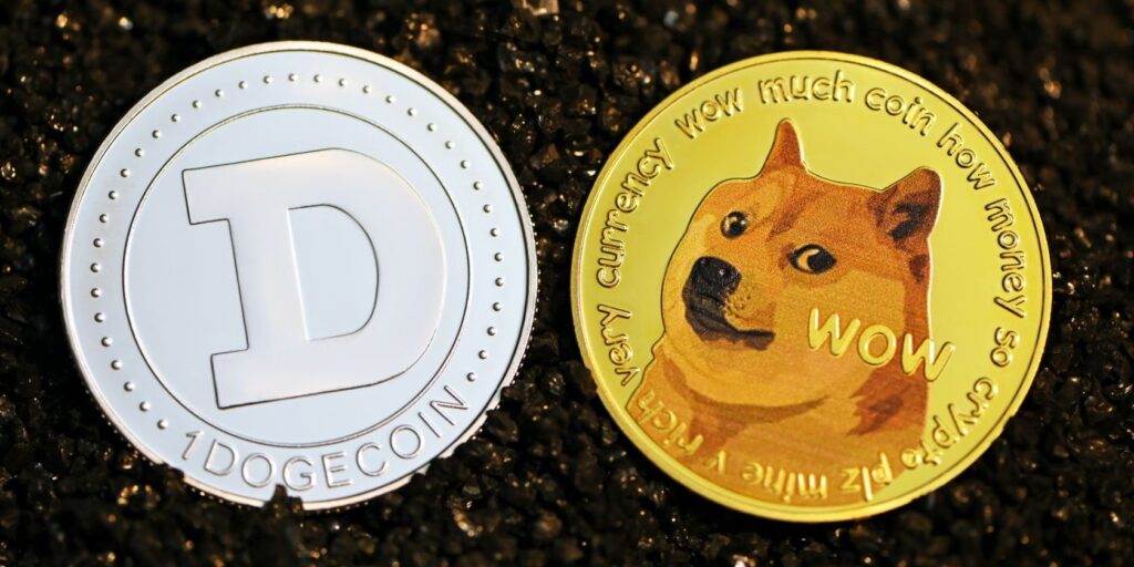 dogecoin-vs-dogecash.jpg - Crypto and Coin Gold and silver Dogecoins